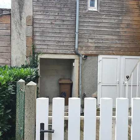 De La Cour Du Manoir * Villedieu-les-Poëles