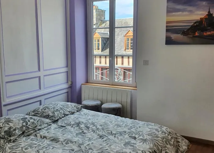 De La Cour Du Manoir * Villedieu-les-Poeles-Rouffigny