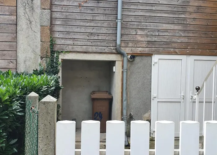 De La Cour Du Manoir * Villedieu-les-Poeles-Rouffigny