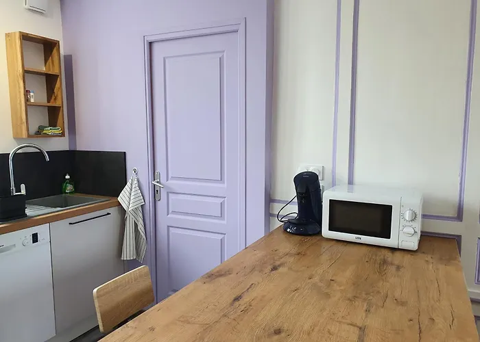 De La Cour Du Manoir